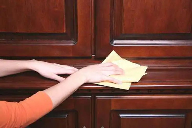 Cách bảo quản cửa thép vân gỗ bền màu, ít phải sơn lại