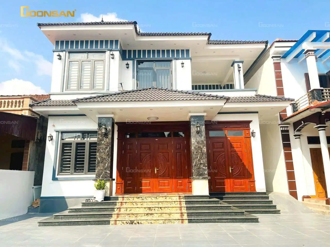 Cửa huỳnh trống đồng lắp cho nhà dân