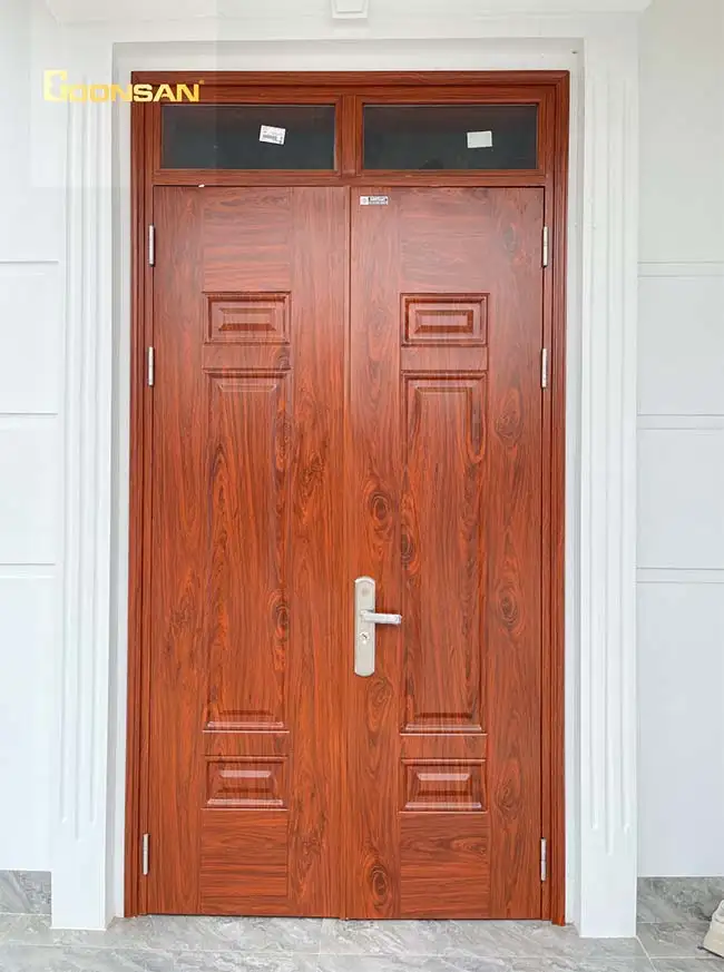 Cửa thép vân gỗ cho nhà ống nhỏ