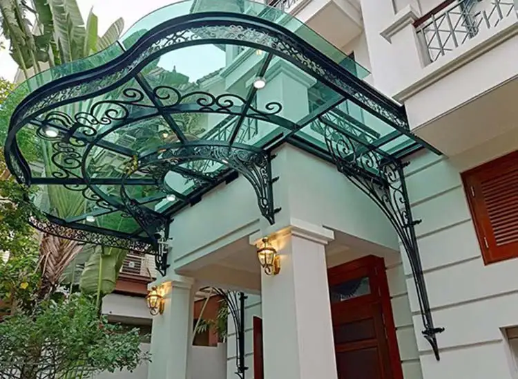 Che chắn cửa nhôm vân gỗ bằng mái hiên