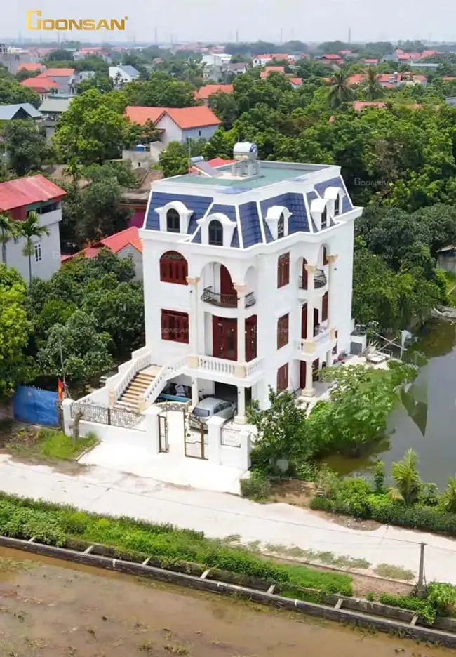 Công trình tân cổ điển lắp đặt toàn bộ cửa thép vân gỗ thương hiệu Goonsan