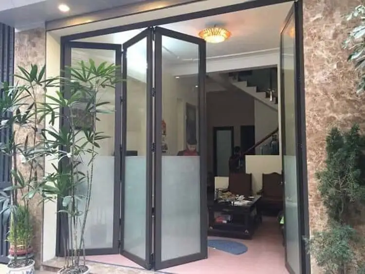 Mẫu cửa kính phòng khách đẹp hiện đại 2025