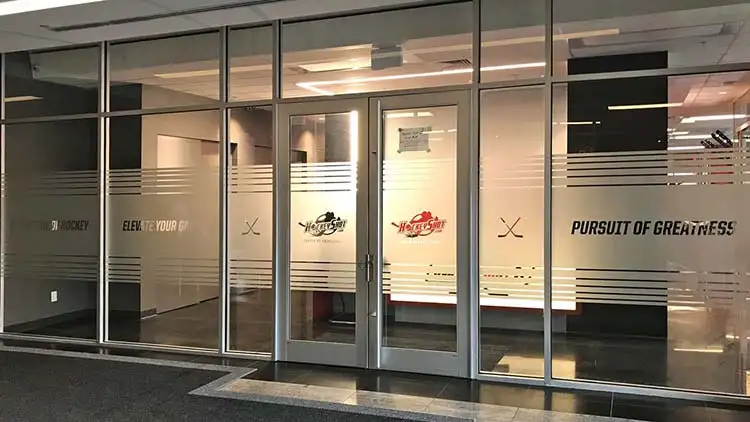 Cửa kính văn phòng in logo thương hiệu công ty cực chuyên nghiệp