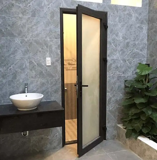 Mẫu cửa nhôm toilet giá rẻ kết hợp kính mờ phù hợp mọi không gian