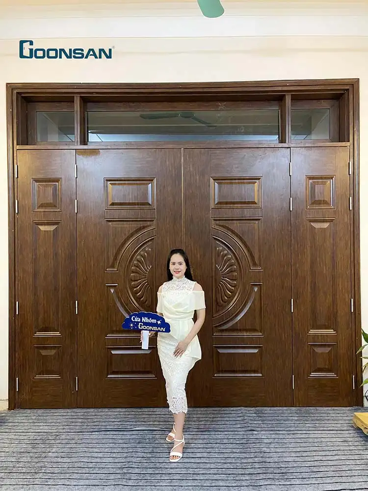 Mẫu cửa nhôm vân gỗ 4 cánh sang trọng, bề thế 