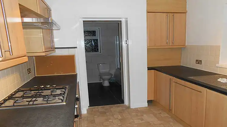 Phải luôn nhớ đóng cửa nhà vệ sinh giúp ngăn uế khí và vi khuẩn lan sang bếp