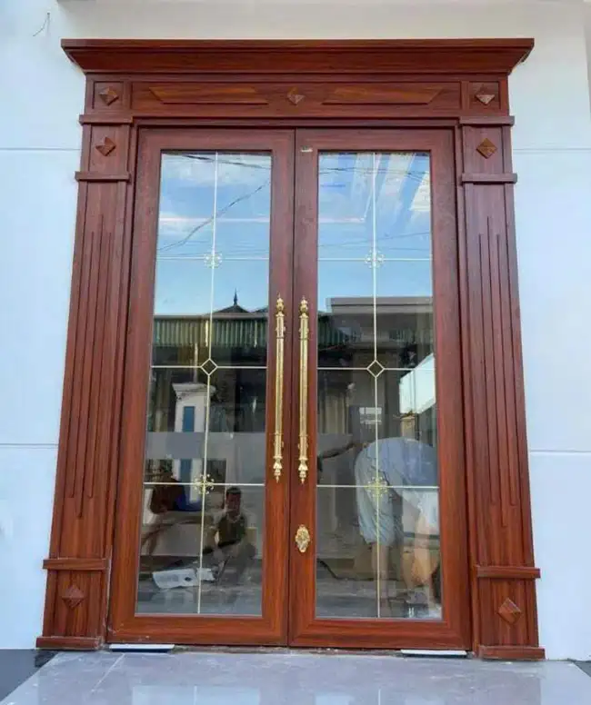 Mẫu cửa thủy lực 2 cánh kết hợp kính hộp hoa nan đồng sang trọng
