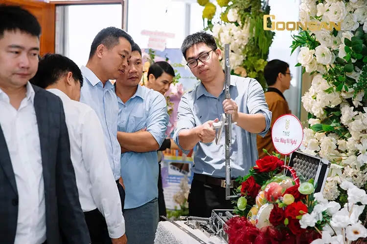 Anh Vũ - Đại diện công ty Kosan phân phối chính hãng các dòng cửa thép vân gỗ tại Goonsan