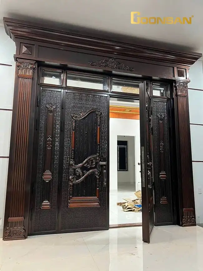 Thiết kế sang trọng, bề thế cùng nhiều tính năng hiện đại là yếu tố quan trọng khiến mẫu cửa này được nhiều gia chủ yêu thích