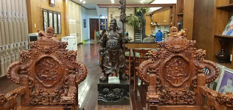 Trưng bày tượng Quan Công trong phòng khách