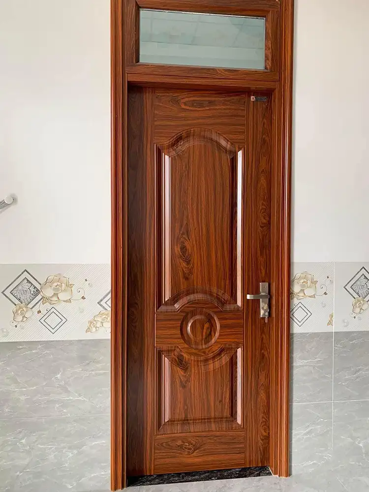 Mẫu cửa nhôm giả gỗ phòng ngủ kết hợp pano ô kính và huỳnh hoa nổi