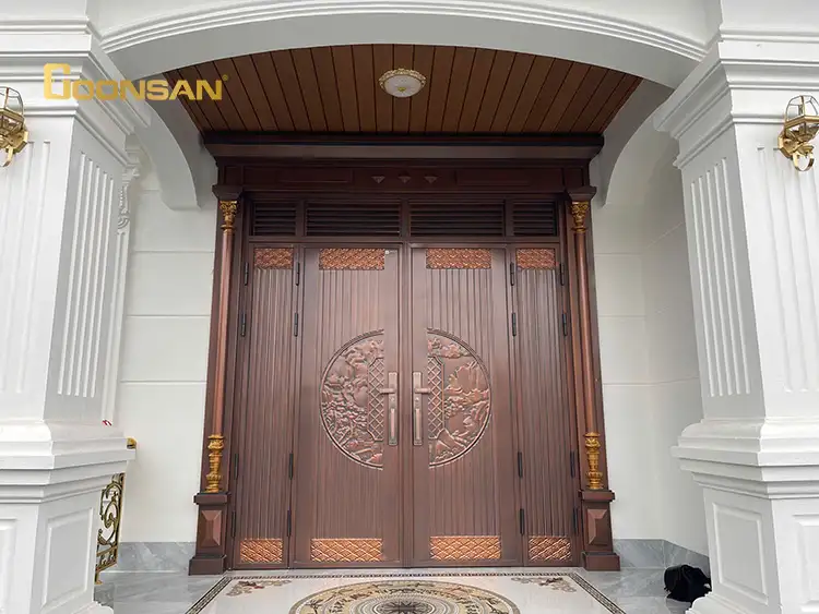 Thiết kế cửa nhôm giả gỗ họa tiết cây tùng cực sang trọng và mang ý nghĩa phong thủy