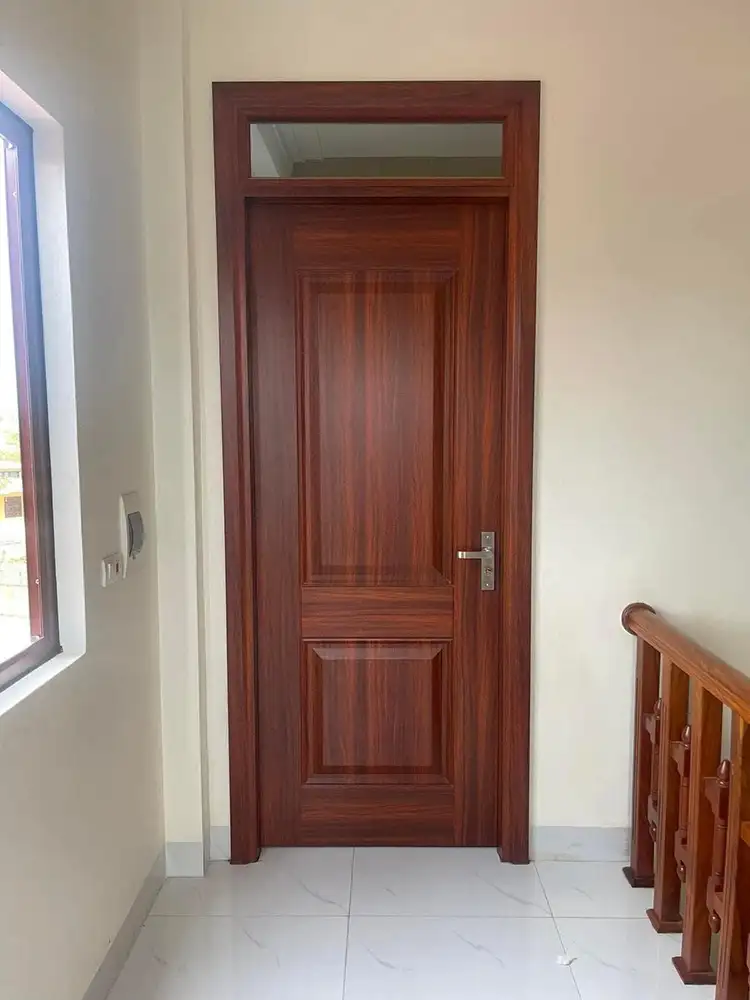 Mẫu cửa nhôm giả gỗ phòng ngủ kết hợp pano ô kính